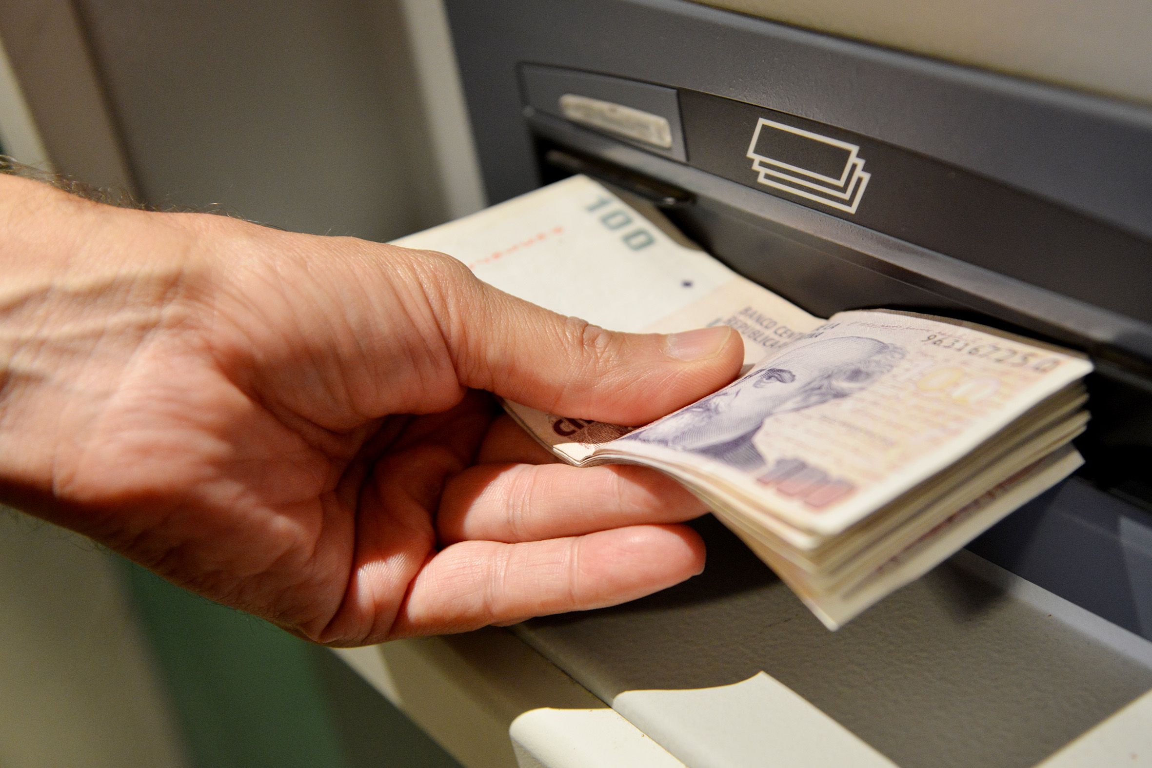 Hackean cajeros automáticos y hacen que escupan billetes sin parar