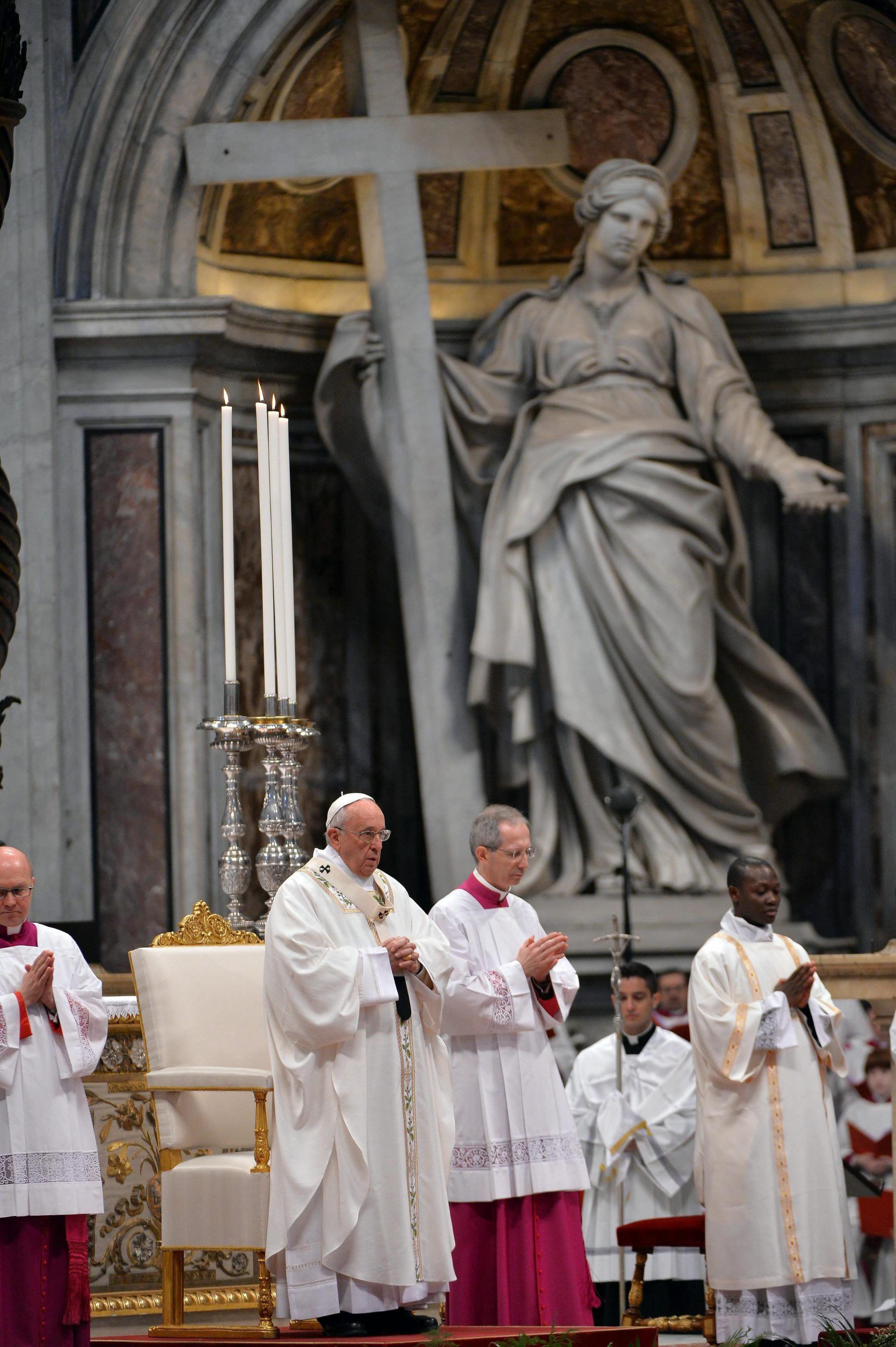 La misa de Jueves Santo del papa Francisco en imágenes