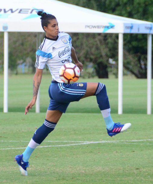 <p>Con la de la Selección entrenando en Ezeiza</p>