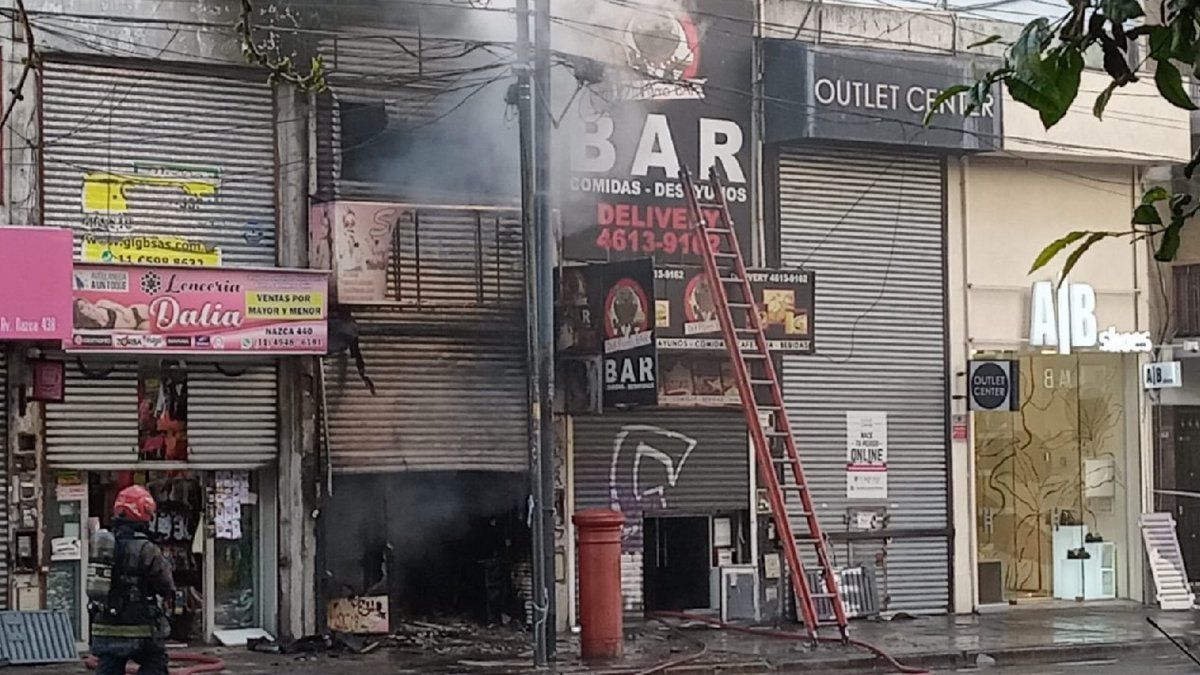 Incendio en Flores destruyó un local de venta de ropa