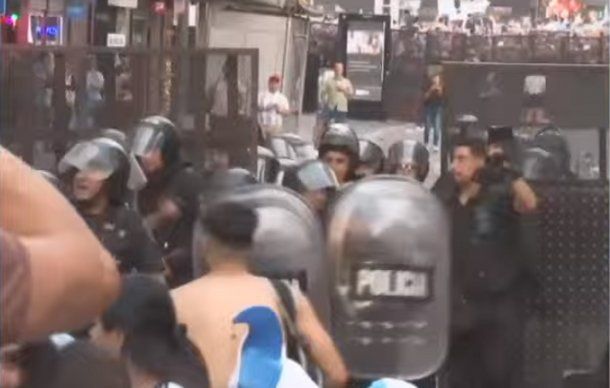 Incidentes En El Obelisco Vallado Represi N Policial Y Detenidos