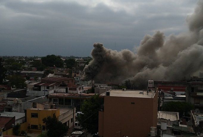 Feroz Incendio En Un Aserradero De Caseros