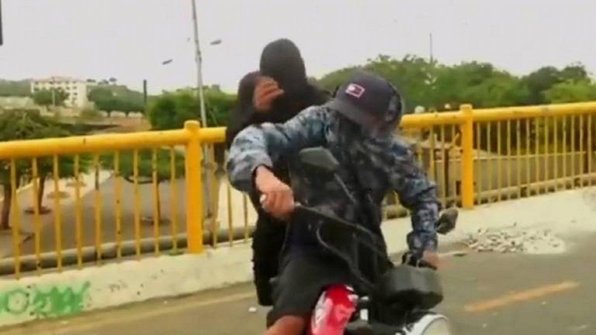 Motochorros quisieron asaltar a periodista mientras transmitía en vivo