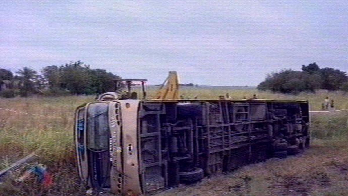 Micro De Larga Distancia Vuelca Sobre La Ruta