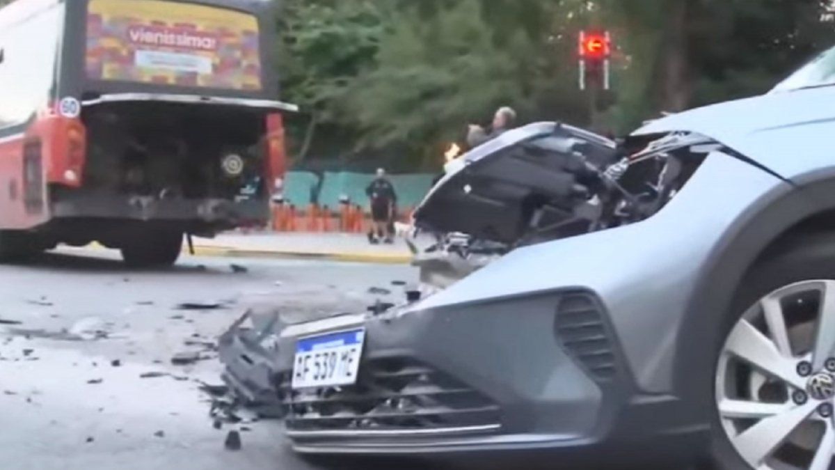 Impresionante Choque Entre Un Auto Y Un Colectivo En Libertador