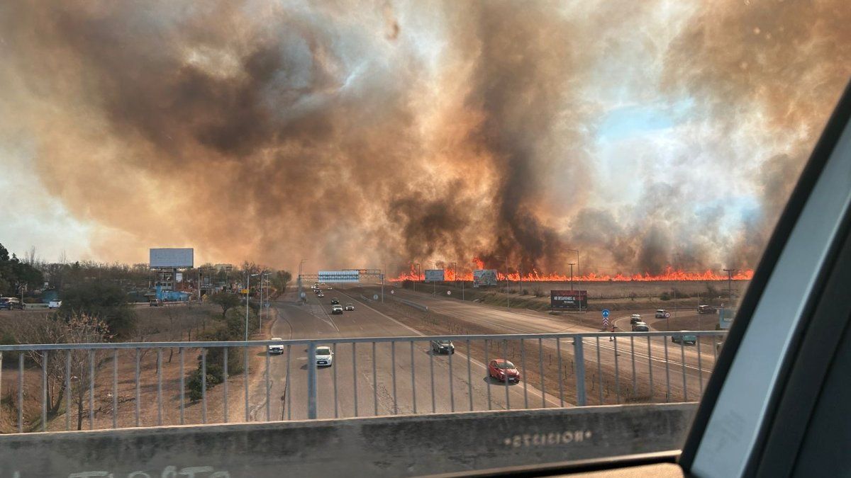 Incendios En C Rdoba Sin Control Cortaron La Autopista A Carlos Paz