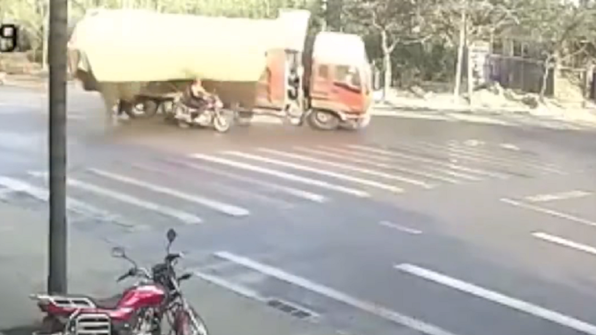 VIDEO Un motociclista se salva de milagro de ser aplastado por un camión