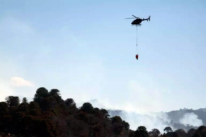 Cayó un helicóptero que combatía los incendios en la Patagonia hay al