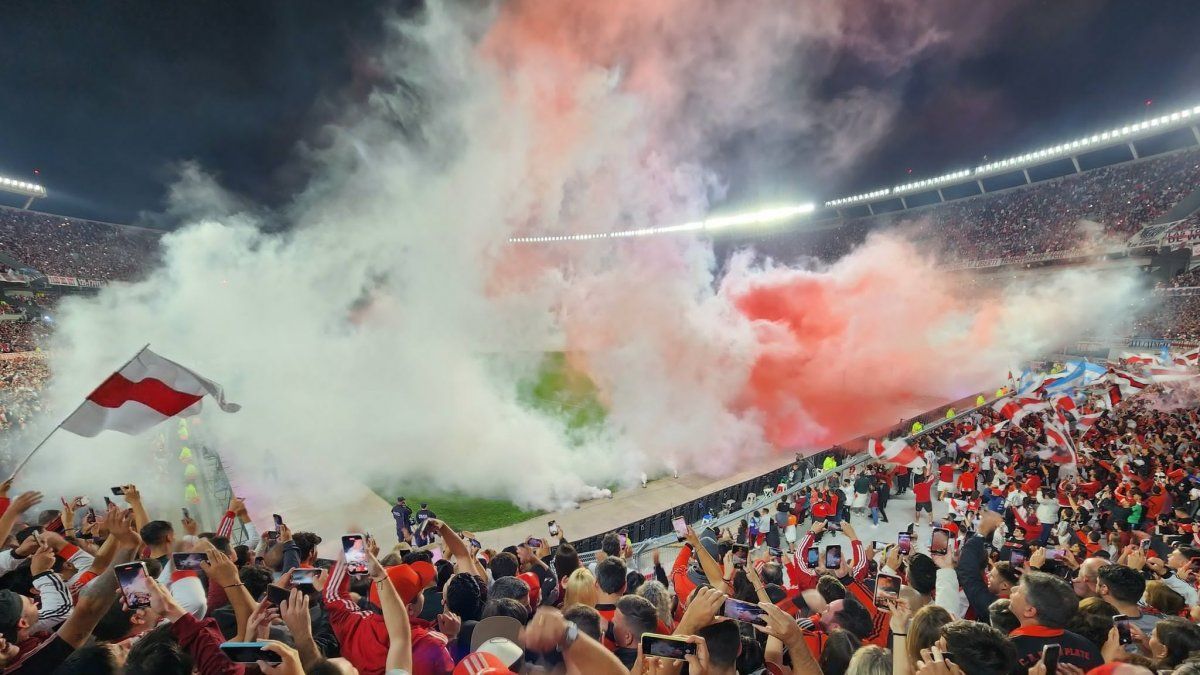 Impresionante recibimiento de los hinchas de River para el clásico