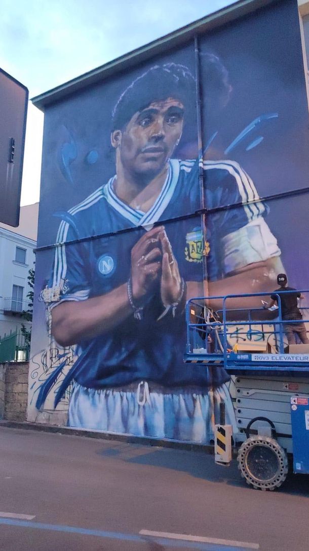 Un argentino pintó un impresionante mural de Diego Maradona en Italia