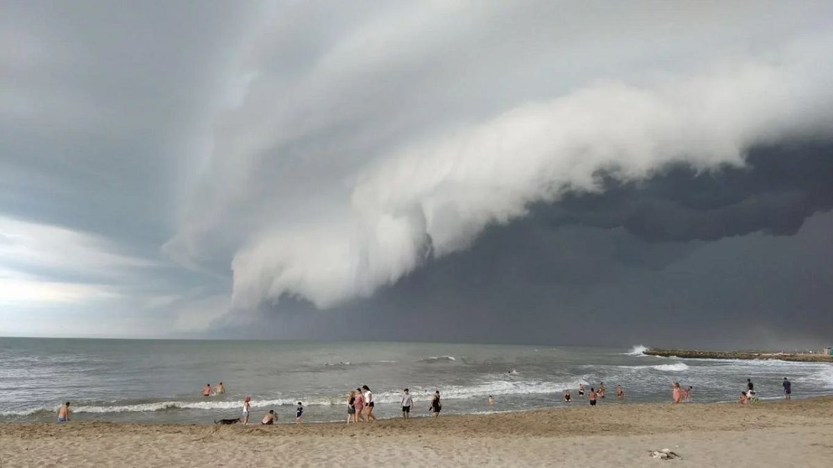 Un intenso temporal de lluvia y viento en Mar del Plata barrió a todos