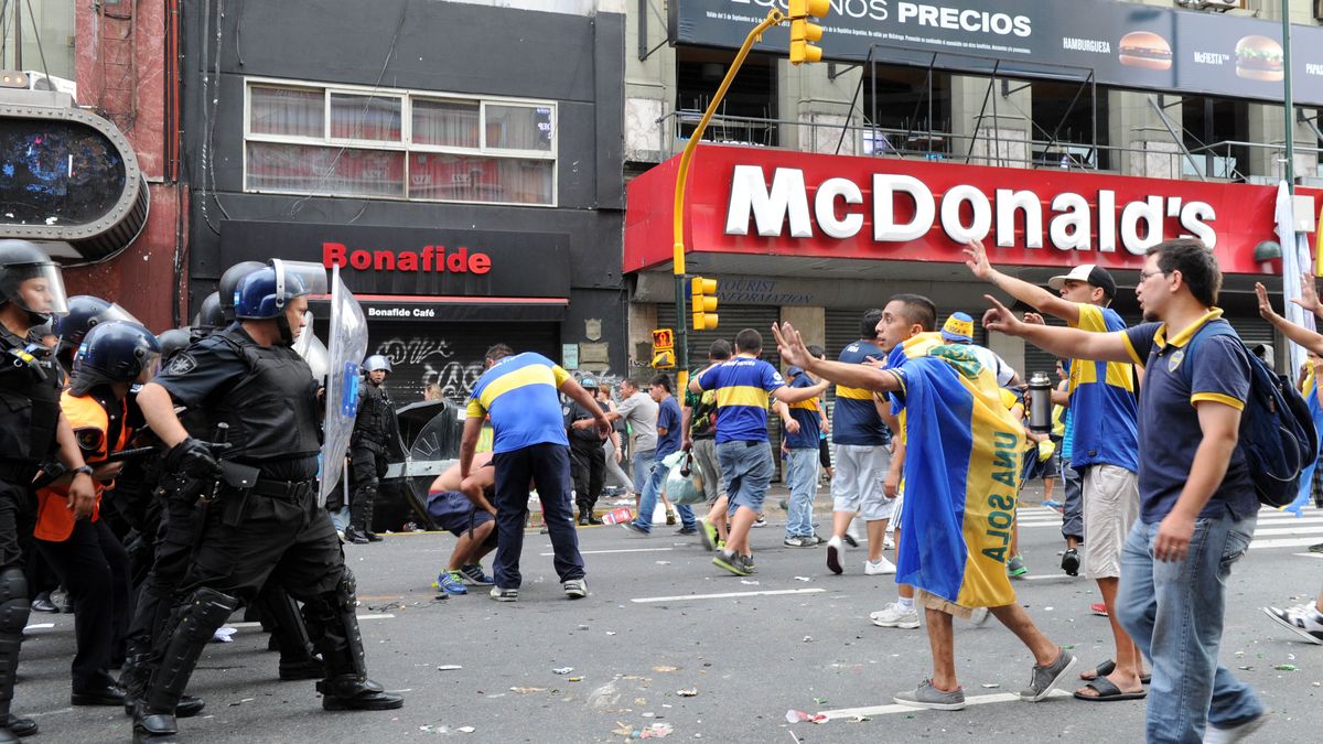 Incidentes En Los Festejos De Los Hinchas De Boca En El Obelisco