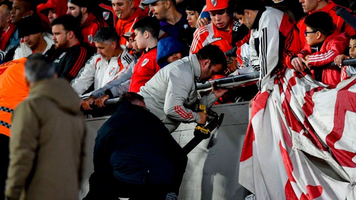 Así soldaron la pared de la Sívori Baja en pleno partido de River en el