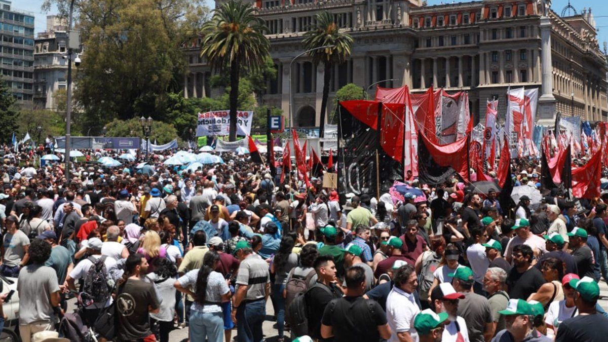 El Gobierno analiza descontar el día a trabajadores estatales que se