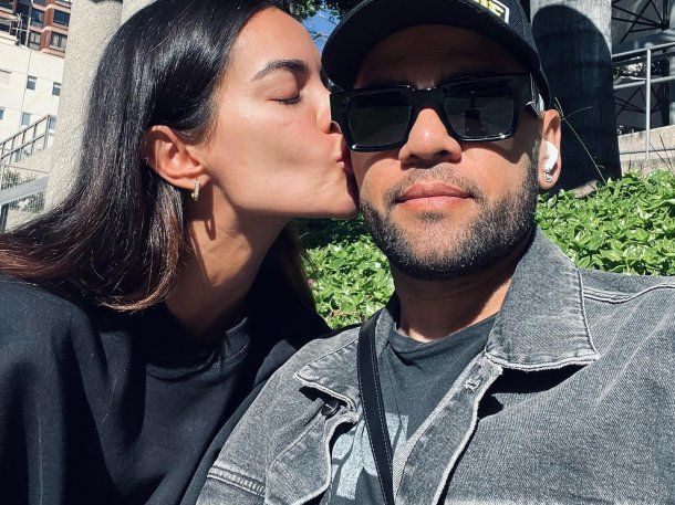 Una buena para Dani Alves su esposa lo visitó en la cárcel y desmintió