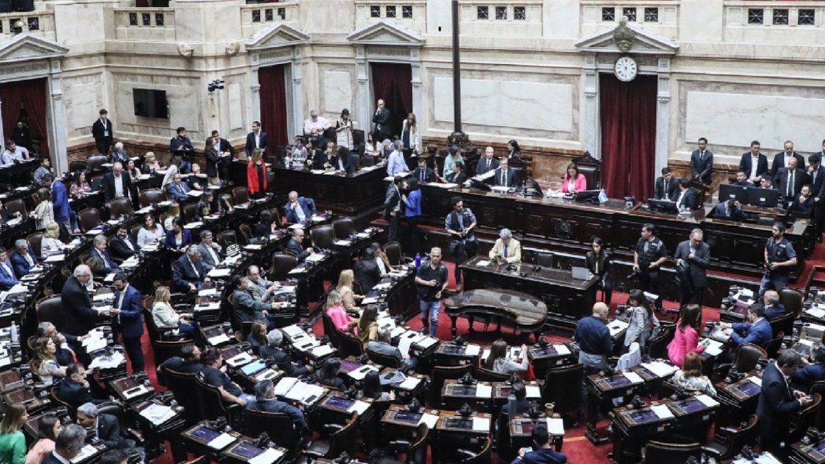 Diputados buscan incluir la violencia digital en la ley de Protección