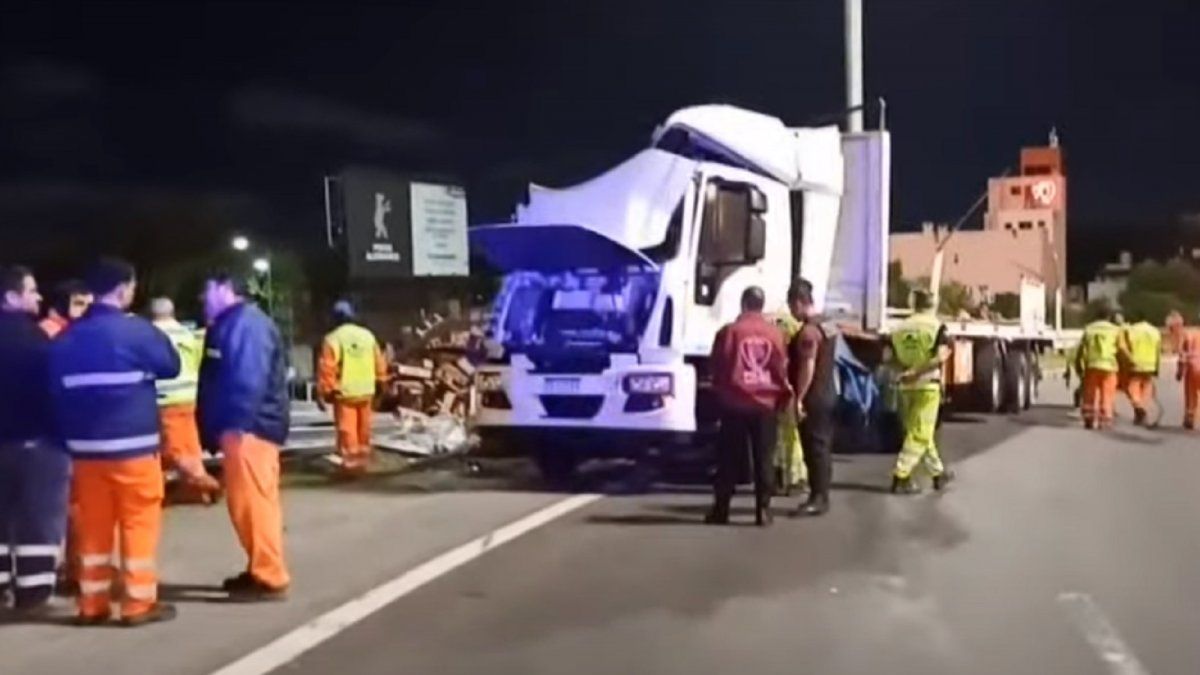 Choque Y Vuelco En General Paz Y Panamericana Un Cami N Desparram Su