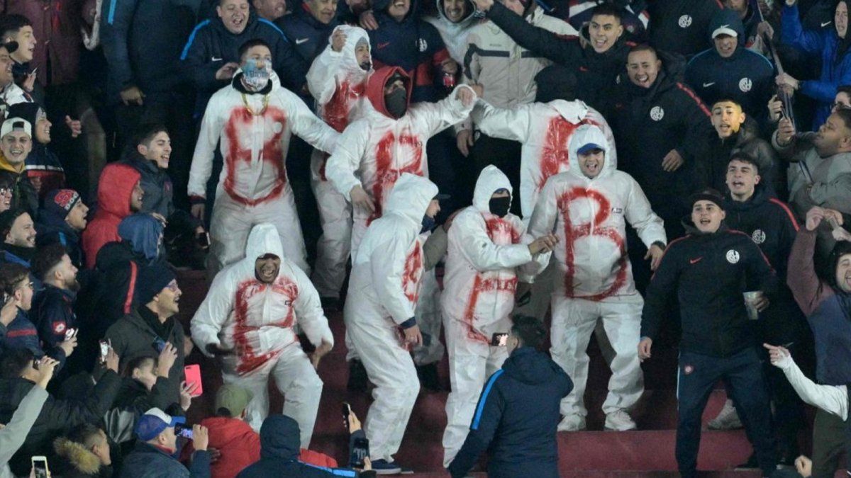 La cargada de los hinchas de San Lorenzo a Huracán en la previa del