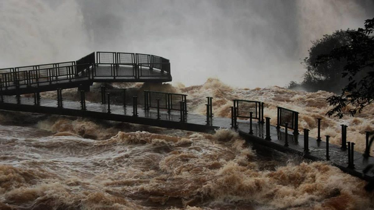 El desborde de las Cataratas en imágenes