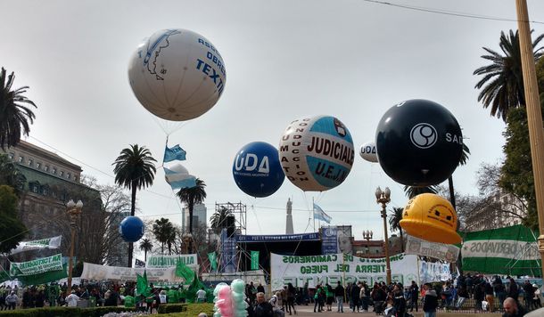 En medio de una tensión interna la CGT marcha hacia Plaza de Mayo