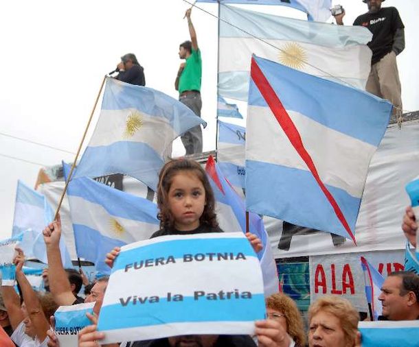 Los asambleístas cuestionan el bloqueo del gobierno uruguayo