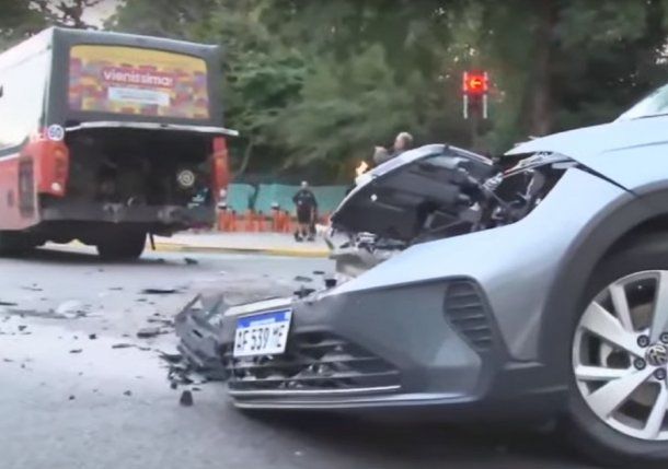 Impresionante Choque Entre Un Auto Y Un Colectivo En Libertador