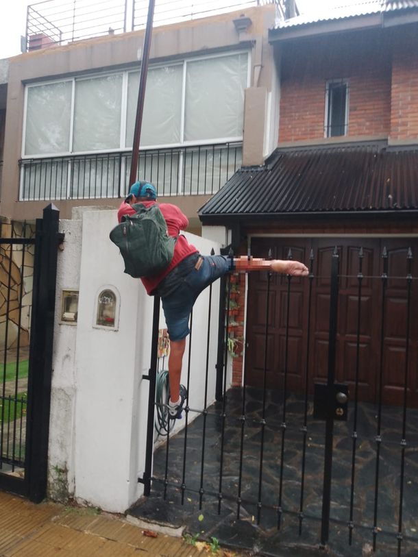 San Isidro quiso entrar a robar en una casa y quedó clavado en la reja