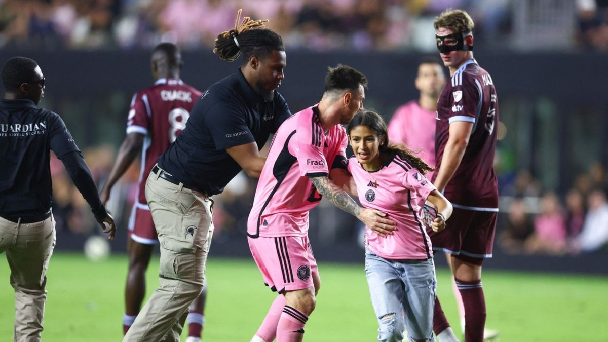 Una nena entró a la cancha para sacarse una foto con Lionel Messi y su