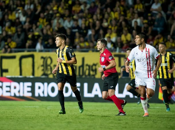 Estudiantes ganaba cómodo se durmió y Peñarol se lo dio vuelta en Uruguay