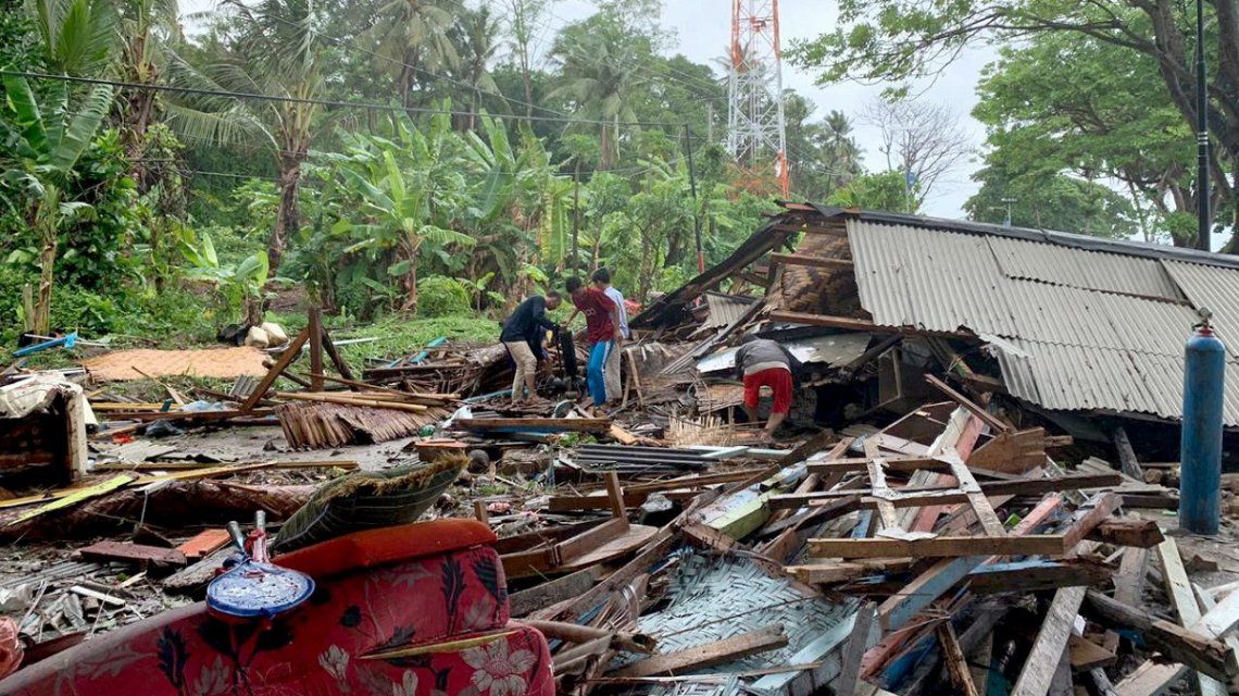 Un tsunami en Indonesia dejó al menos 222 muertos y 843 heridos