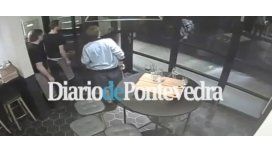 Empleados de un bar salvan a clientes y transeúntes y le impiden la entrada a un terrorista Empleados de un bar salvan a clientes y transeúntes y le impiden la entrada a un terrorista