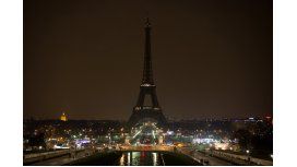 Pánico en la Torre Eiffel por un hombre que quiso entrar con un cuchillo Pánico en la Torre Eiffel por un hombre que quiso entrar con un cuchillo