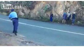 Oficiales le tiraron manzanas en la espalda a supuestos delincuentes Oficiales le tiraron manzanas en la espalda a supuestos delincuentes
