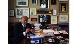 Donald Trump utilizando su smartphone Donald Trump utilizando su smartphone