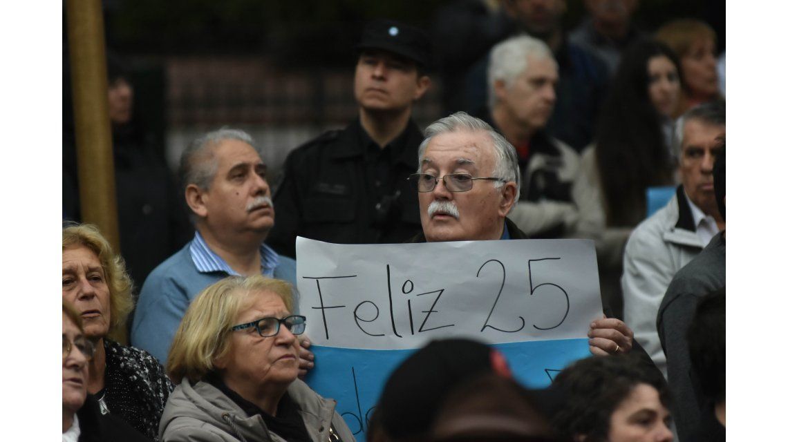 Pueblo en Plaza de Mayo Pueblo en Plaza de Mayo