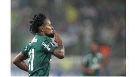 Ze Roberto celebra su gol récord Ze Roberto celebra su gol récord