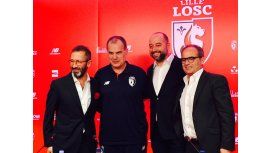 El DT argentino, junto a los directivos del Lille El DT argentino, junto a los directivos del Lille