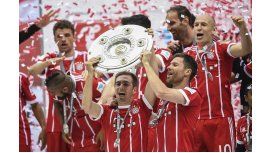 El festejo de Lahm y Xabi Alonso tras otra Bundesliga El festejo de Lahm y Xabi Alonso tras otra Bundesliga