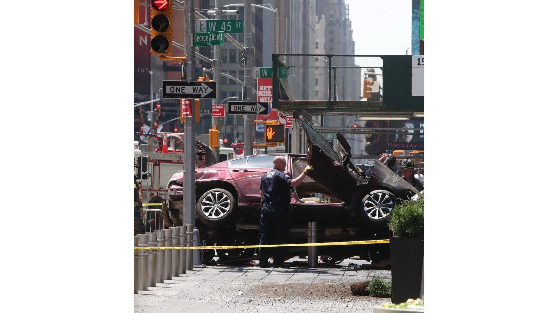 Un auto atropelló a peatones en Times Square Un auto atropelló a peatones en Times Square