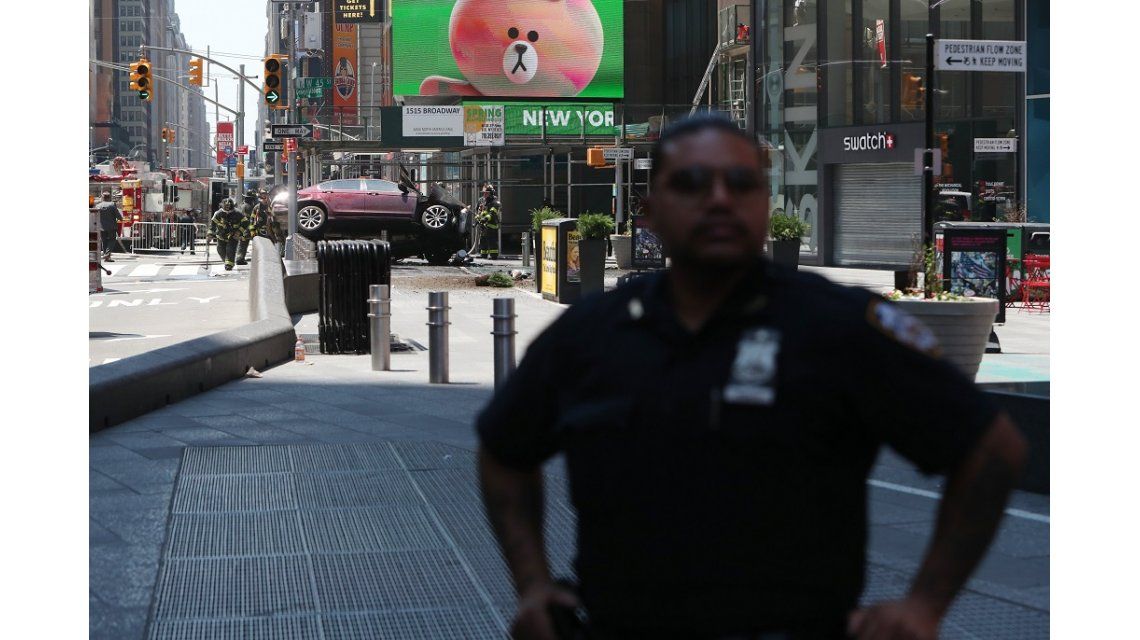 Un auto atropelló a peatones en Times Square Un auto atropelló a peatones en Times Square
