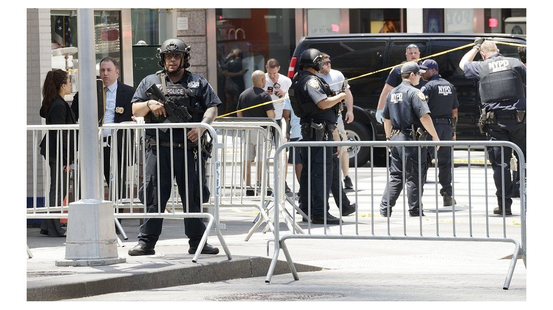 Un auto atropelló a peatones en Times Square Un auto atropelló a peatones en Times Square