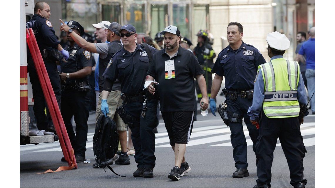 Un auto atropelló a peatones en Times Square Un auto atropelló a peatones en Times Square