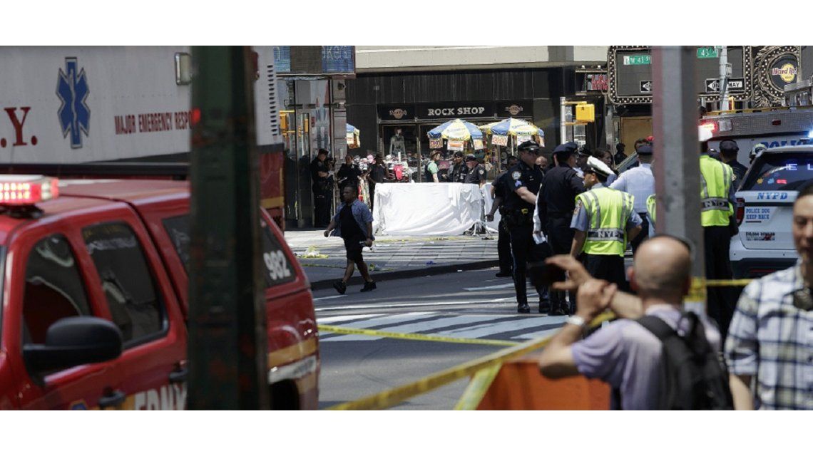 Un auto atropelló a peatones en Times Square Un auto atropelló a peatones en Times Square