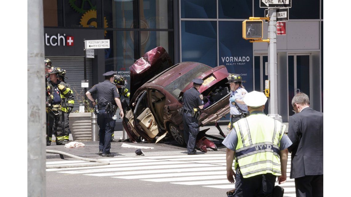 Un auto atropelló a peatones en Times Square Un auto atropelló a peatones en Times Square