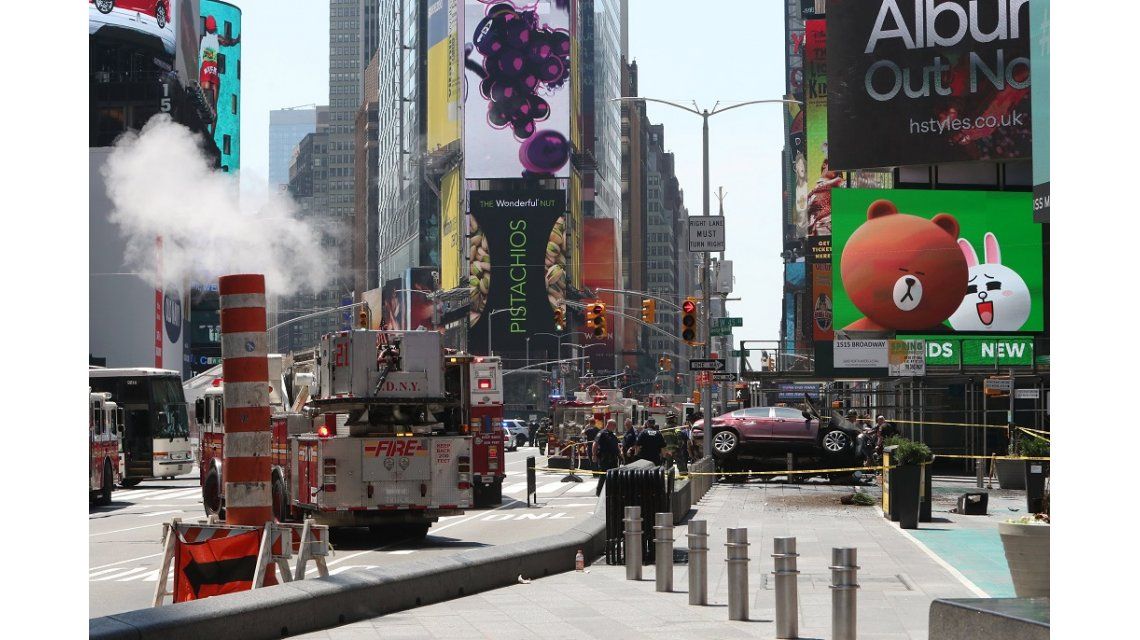 Un auto atropelló a peatones en Times Square Un auto atropelló a peatones en Times Square