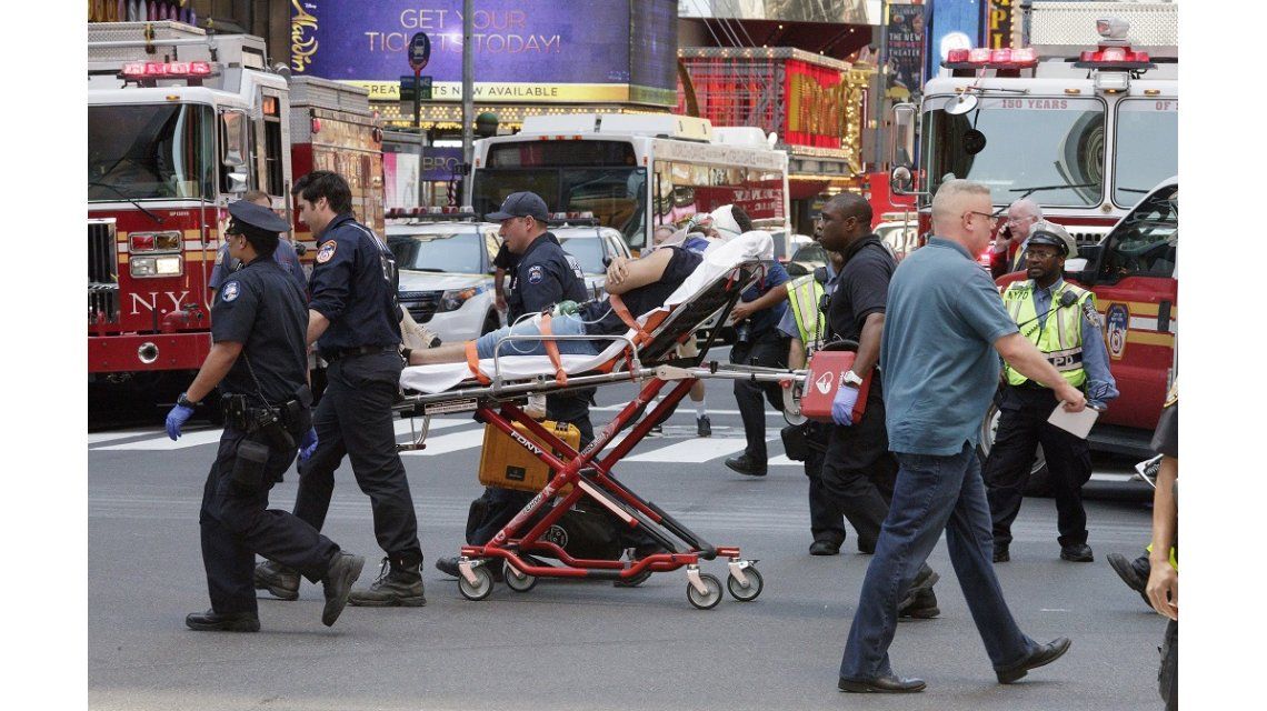 Un auto atropelló a peatones en Times Square Un auto atropelló a peatones en Times Square