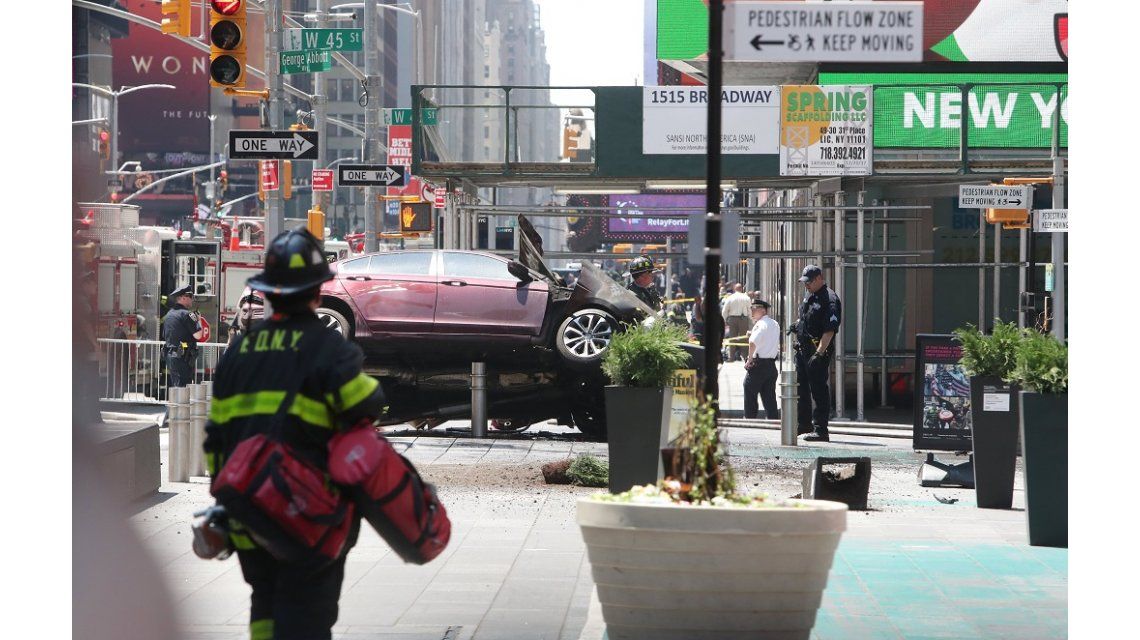 Un auto atropelló a peatones en Times Square Un auto atropelló a peatones en Times Square