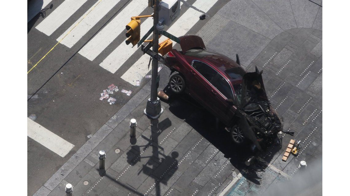 Un auto atropelló a peatones en Times Square Un auto atropelló a peatones en Times Square