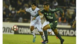 Luiz Otavio y Sand pelean por la pelota Luiz Otavio y Sand pelean por la pelota