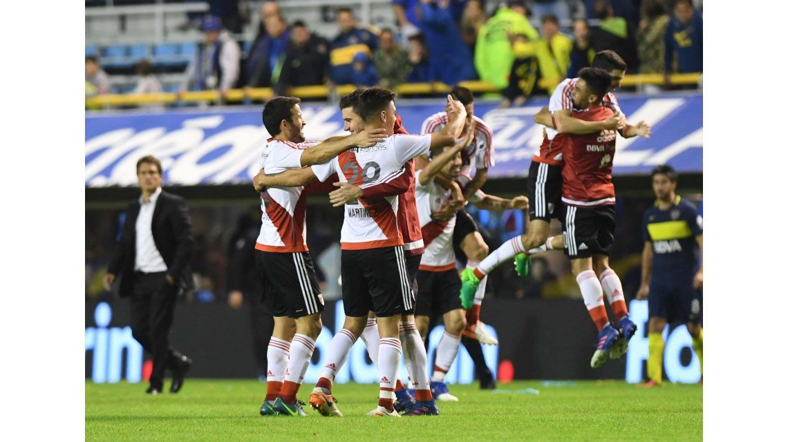 Los jugadores de River festejan el final del Superclásico en el que superaron a Boca por 3 a 1. Los jugadores de River festejan el final del Superclásico en el que superaron a Boca por 3 a 1.